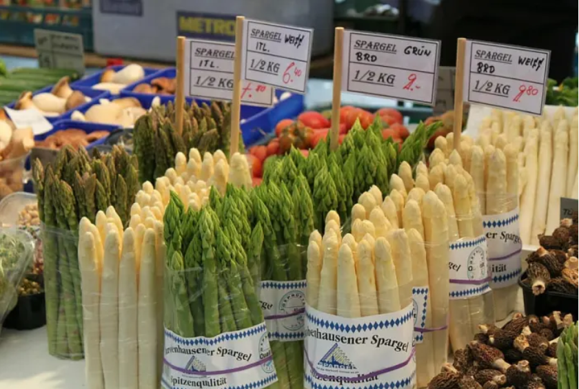 market asparagus
